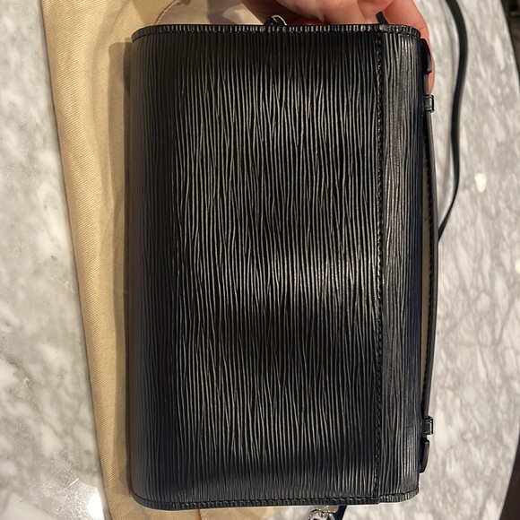 Louis Vuitton Clery Epi Noir - Picture 5 of 7